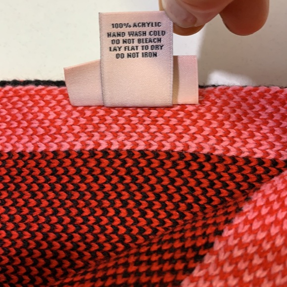 New Juicy Couture Scarf & Hat set, red, pink & black - Picture 6 of 8